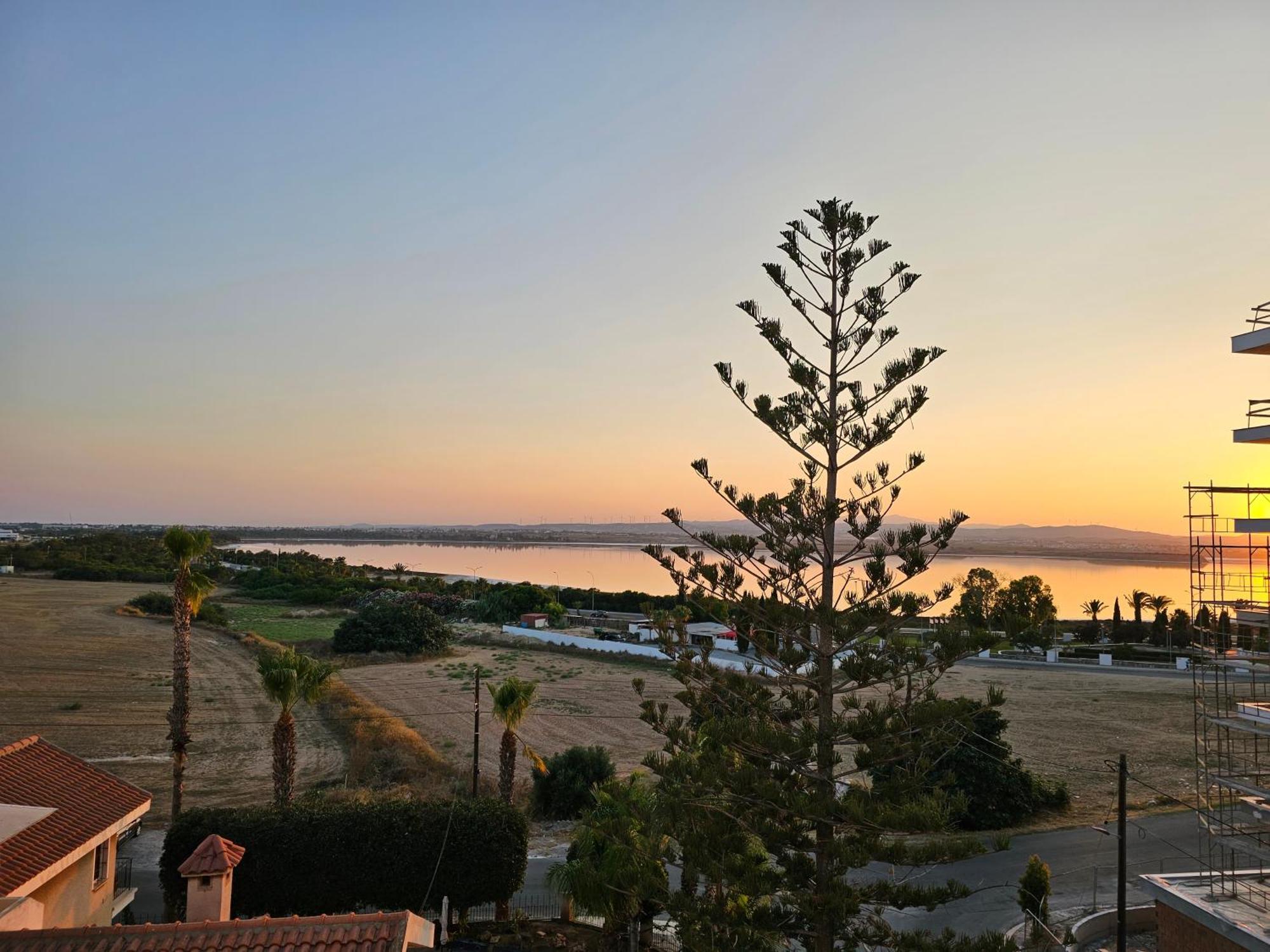 Majestic Sunset Salt Lake Views 300M From Beach Larnaka Exterior foto